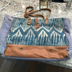 Myra XL  travel bag with zipper.  Like new